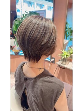 ミア(Mia) 【30-50代】白髪ぼかしハイライト×大人ショートで自然にカバー