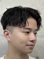 メルシー ドゥ メンズ(merci deux)&nbsp;刈り上げセンターパートテーパーフェードカットニュアンスパーマ