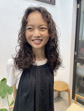 ナループロアオハナ(Nalu pu loa ohana) ロングの大きめカールのパーマ