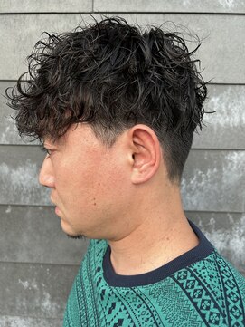 ヒュイル バイ ニアウ(Hwyl by Niau) メンズマッシュパーマ波巻スパイラルパーマニュアンスパーマ