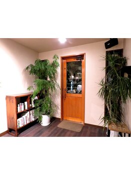 緑に囲まれた癒しの隠れ家サロンで、トータルビューティーを楽しみませんか？