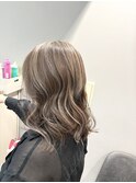 全体的に明るめに仕上げたホワイトベージュハイライト◎
