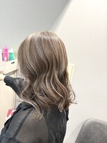 リヴナ(Livna) 全体的に明るめに仕上げたホワイトベージュハイライト◎