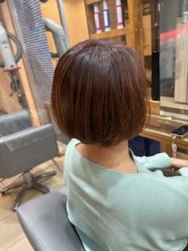 スタジオ アルファプラス 日暮里店(studio α+) ステップボーンカットカットボブショートハイライト白髪ぼかし