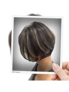 ミニボブに白髪染めハイライトを。。