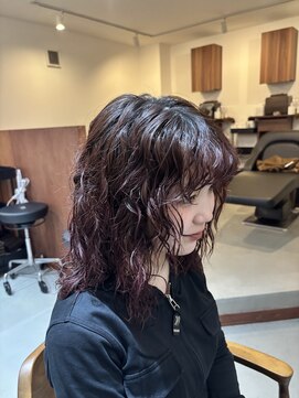 アンド グラフ(& Graph.) ミディアムパーマウルフフェイスレイヤーチェリーレッド