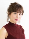 ミディアムでもくるりんぱで可愛く魅せる愛されデートスタイル