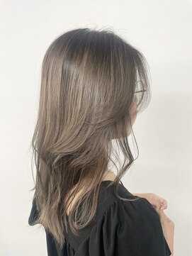 クローズ(cross-z) 小顔薄めバンググレーベージュレイヤーロング前髪パーマ黒髪