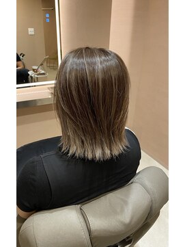 アット(at) ハイライトグレージュ