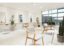 レンジヘアー(lange hair)の雰囲気（大きな窓から自然光が差し込み広々とした明るい店内）