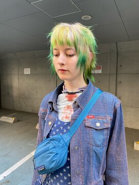 オーン 渋谷(OOn) ホワイトブロンド×ネオングリーン