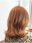 明るめな暖色系カラーの外ハネスタイル