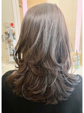 くびれヘアくびれミディアム20代30代40代エアリーミディレイヤー
