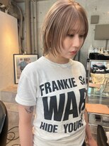 ホテリー(Hotely) ローライトブロンドカラーブリーチありレイヤーボブ