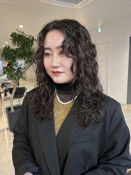 カイラ(KAILA) ミディアムパーマロングウルフレイヤーカットミディアムレイヤー