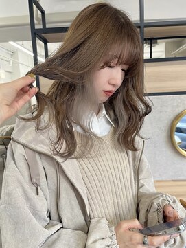 シー(thee) レイヤーカットとホワイトベージュのインナーカラー