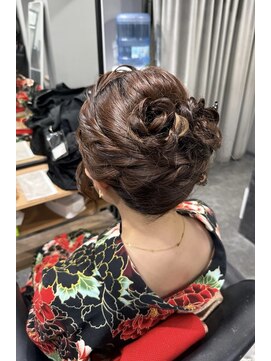 スパイア(SPIRE) やわらか可愛い夜会巻き