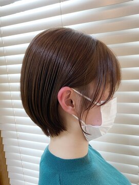 イロヘア アンジョウ(ilo.hair anjo) 耳かけショートボブ／ベージュ