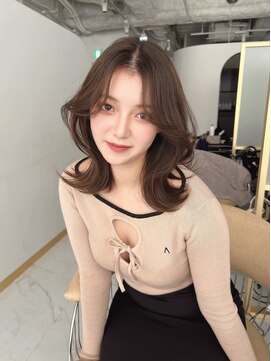 ヴェイ(VEYY.) ふんわりミディアムレイヤー 【韓国/韓国ヘア/栄/学割U24】