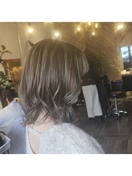 オリーブベージュ