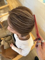 クオール(Quol)&nbsp;【脱白髪染め】ハイライト入れた後1ヶ月後のイノアカラー