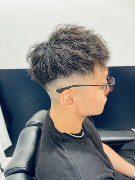 リバティシェアバーバー 銀座(LIBERTY SHARE BARBER) 男らしさ全開！ツイストパーマ×極薄スキンフェード