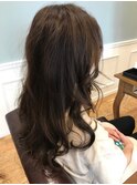ロング巻き髪透明感カラー