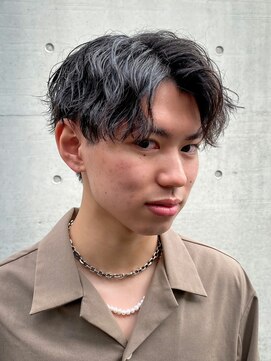 クロムトウキョウ ザ バーバー ネオン 新宿店(CHROM TOKYO the Barber ne/on) センターパート/ツイストスパイラルパーマ