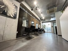 ナイン ヘアースタジオ(NINE Hair Studio)の雰囲気（コンクリートを基調とした落ち着いた店内となっております。）