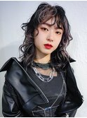 個性が際立つミディアムレイヤースタイル