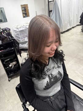 ゴウトゥデイ 渋谷MODI店(GO TODAY) ミルクティベージュとブラックのルーツカラー