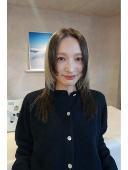 ベルク(Berg)の写真/ハイトーンに映える【顔周りデザイン】一人ひとりの骨格・パーツに合わせたカットで、小顔と旬の抜け感を。