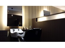 メンズアートヘアー ブーム(MEN'S ART HAIR BOOM)の雰囲気（1席ごとパーテーションで仕切られてて周りを気にせず過ごせます）