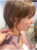 フェイスレイヤー×丸みショート×やわらかブラウンで小顔ヘア