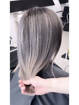 アライブ キチジョウジ(ALIVE Kichijoji) エアータッチバレイヤージュ白髪ぼかし／ケアブリーチハイライト