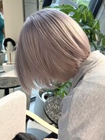 ソル ジングウマエ(SOL JINGUMAE) タッセルボブ切りっぱなしボブミルクティーベージュ外ハネボブ