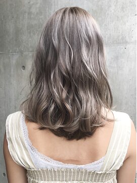 ビヨンドイー(beyond E) ホワイトグレージュカラー