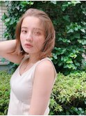 前髪なしの切りっぱなしスリークボブミルクティーカラー