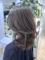 ステア ケース(stair case)&nbsp;ランダムに固まって生えている白髪に合わせてハイライト