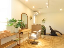 アンファムヘアー(anfam hair)の雰囲気(白と木目調のナチュラルなインテリアを基調とした店内。)