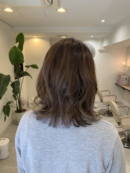 ブレッザヘアー(Brezza hair)の写真/ハイライトが効いた大人カラーで上品に。外国人風ハイライト白髪ぼかしで輝く♪