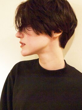 マワル(maWaRu) 地毛よりキレイなダークオリーブ × 大人ハンサムショート