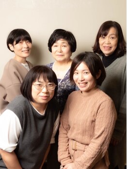 伊藤洋子の店の写真/スタイリスト・アシスタントは全員女性♪幅広い世代のスタッフが在籍し、悩みや要望に丁寧に応えます。