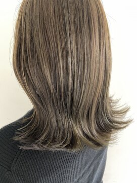 インビテーション(invitation) 外ハネミディアム・イルミナカラー・オリーブグレージュ