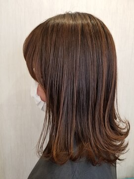 ヘアサロンアンドカフェ エイチプラス(H plus) 切りっぱなし　ミディアム　30代　40代