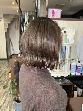 ヘアー リードレス(hair Re:dress) 大人可愛いアッシュブラウンくびれ外ハネ小顔ミディアム