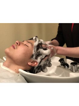 [平日営業時間]木◆16～21時迄/火水金◆13～16時のみCLOSE。頭皮の汚れを落とし、日頃の疲れもスッキリ解消