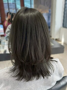 エクラバイナチュラル(eclat by Natural) ミディアムレイヤー/バタフライカット/グレージュ/外ハネ