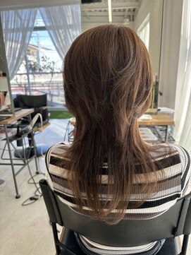テラス トヨタ(Telasu Toyota) 軽めハイレイヤーカットのウルフレイヤーと白髪ボカしカラー◎