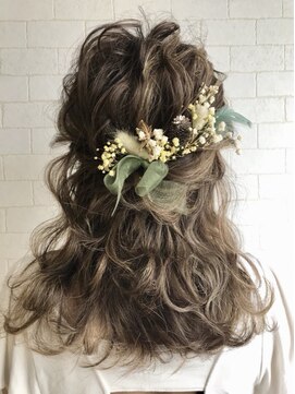 ヘアメイクサロンシャルメ(Hair Make Salon CHARMER) 二次会☆ドライフラワーもぴったりハーフアップ
